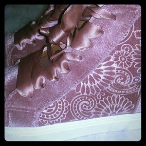 Crushed velvet Steve Madden zip up sneaker